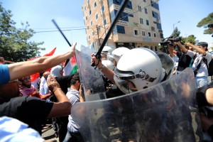 La polizia dell'Anp carica un corteo del FPLP a Ramallah (5.8.2013)